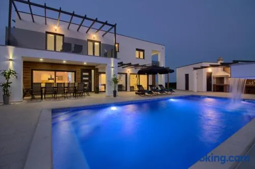 Luxury Villa with extra heated pool with hydromassage, biliard near town center and beach by WiiBuk - Image 1