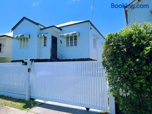 Entire 3bedroom house close to CBD - Image 1