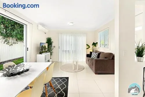 Aircabin - Oxley Park - Lovely & Comfy - 2 Beds - Image 1