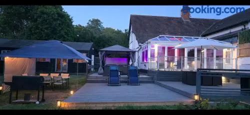 Unique House with Hot Tub jaccuzzi Near Harry Potter,London And Wembley - Image 1