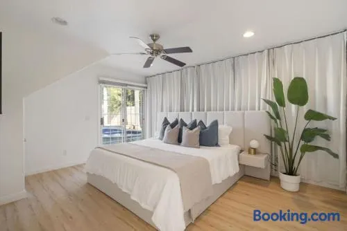 Sunlit Oasis with Heated Pool and Jacuzzi 20 minutes to Disneyland - Image 1