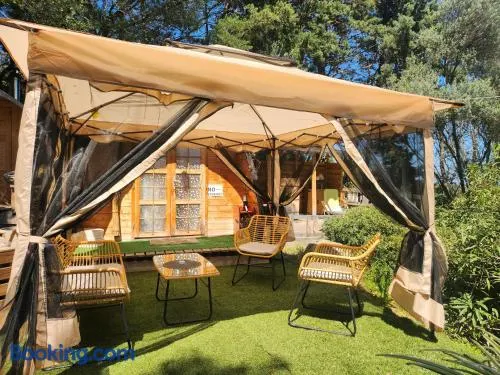 Chalet en bois avec Jacuzzi Privé et Piscine - Image 1