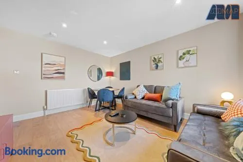 2 Bed Sleeps 4 in Dunfermline - Image 1