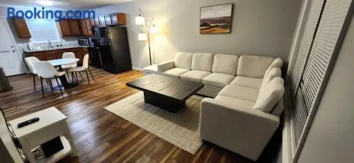 Quiet and Comfortable 2 BD Duplex - Image 1
