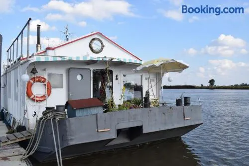 Außergewöhnliches Hausboot inmitten der Natur - Image 1