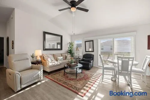 Cozy 2BR in The Villages With BBQ and 4 Seaters Golfcart King Bed - Image 1