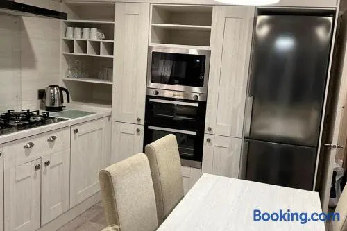 3 Bedroom Sleeps 8 - Free Parking - Balcony - Image 1