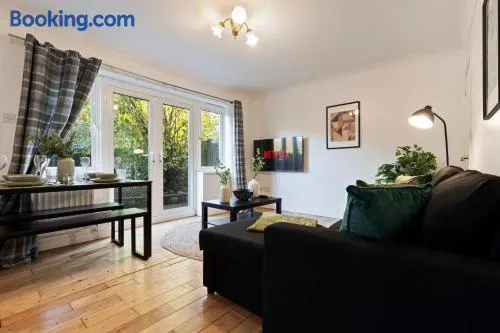 Applin House - 5 Bedroom Contractor Stay - Sleeps 10 - Parking & Wi-Fi - Image 1