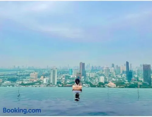 2 Bedroom Luxury Apartment 3 min walk from BTS Ekkamai - Image 1