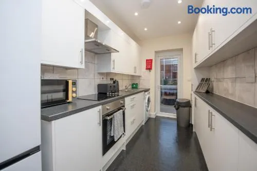 Sutton Cottage - 4 Bed House in City Centre - Image 1