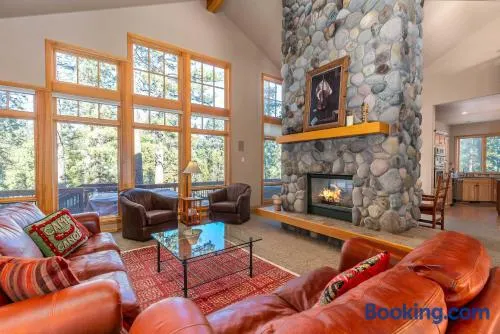 Sunriver Riverfront Escape Spacious 4 Bedroom Home with River Access and Pet-Friendly Features - Image 1