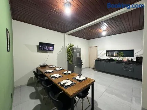 Casa espaçosa dentro de condomínio -até 8 hóspedes - Image 1