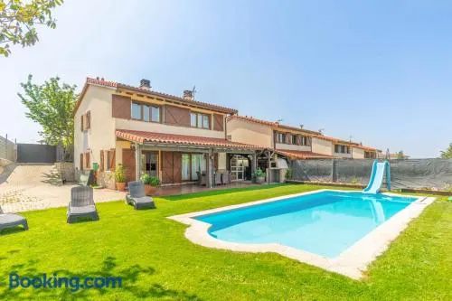 Espectacular casa con piscina próxima a Pamplona - Image 1