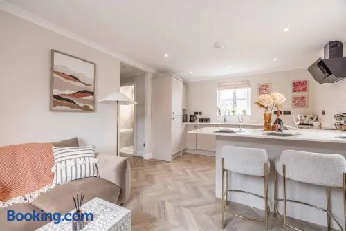 Stylish 2 Bed with Parking, 5 Min Walk to Windsor - Image 1