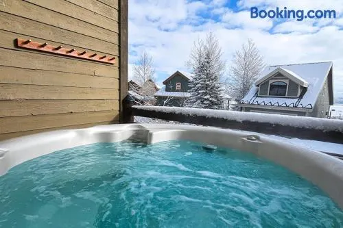 Comfortable Family Home with Private Hot Tub - Community Pool & Gym - Image 1