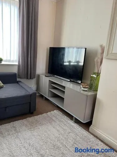 1 bedroom flat sleeps 4 in Abingdon Oxfordshire - Image 1