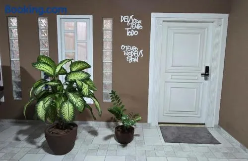 Casa Impecável com Ar, Self Check-in e Aceita Pets - Image 1
