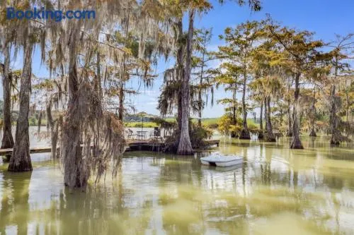 Bayou Oaks-Sleeps 12-Private Lake with Fish - Image 1