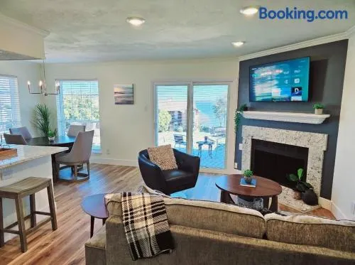 Lake living, modern and cozy - Image 1