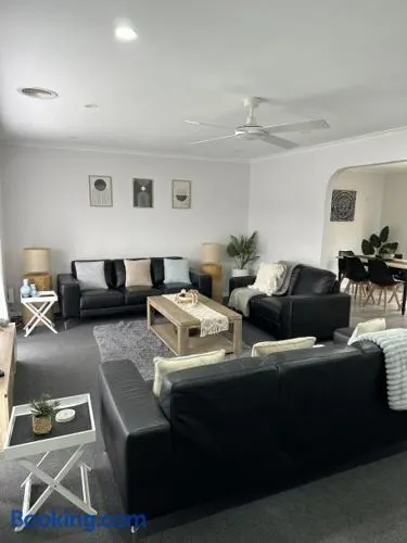 Lbarza Family Friendly 3BR with backyard & single garage near Hospitals & Sporting grounds - Image 1