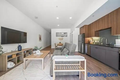 Stylish Condo Mins to Shoreline - Image 1