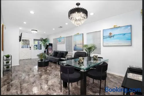 LUXURY VILLA Estate Oasis - Image 1