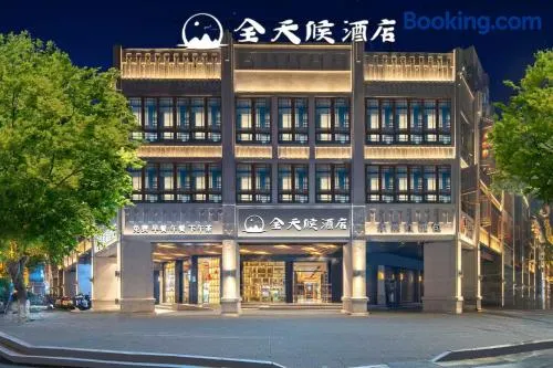 Wenzhou all-day hotel is located in the city center of Wuma Street, convenient to travel, laundry service is provided, WiFi full coverage, free breakfast, coffee, afternoon tea, food and tourist attraction recommendations - Image 1