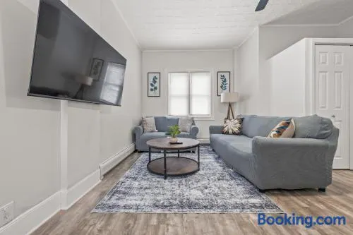 Spacious 3-Bedroom Apartment near NYC - 15min to Times Square, Empire State Building, Central Park, Statue of Liberty - Image 1