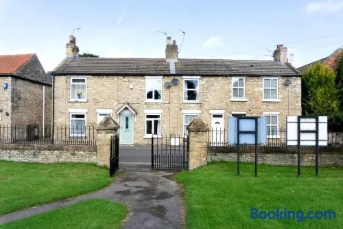 Country cottage with church view and fireplace near Leeds & York - Image 1