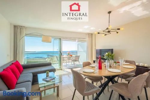Palamós BeachFront Apartment - Image 1