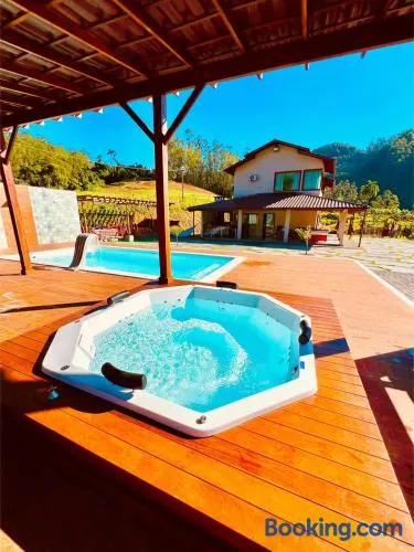 Refúgio Premium nas Montanhas de Alfredo Chaves Refúgio nas Montanhas de Alfredo Chaves com Piscina Jacuzzi Aquecida externa Suite Master com Hidro e Área Gourmet - Image 1