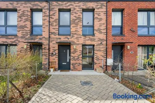 Bright, modern 2 bedroom house with free parking! - Image 1