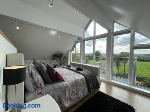 5 Bed House-Sleeps 14-Hot Tub-Bar-Garden-Parking - Image 1