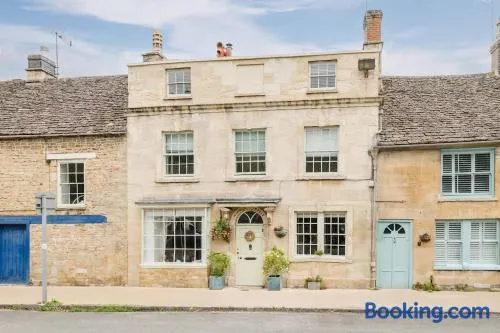 Luxury Townhouse in the Heart of Burford Sleeps 11 - Image 1