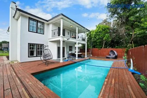 Modern 5 BR with Pool and Games - Image 1