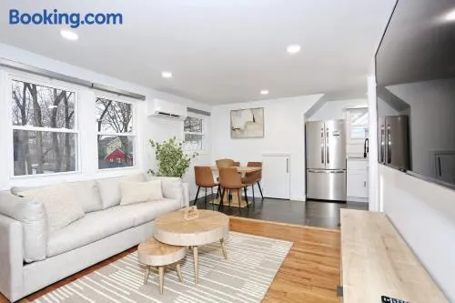 NEW Modern NYC Escape near MetLife AmDream MALL EWR - Image 1