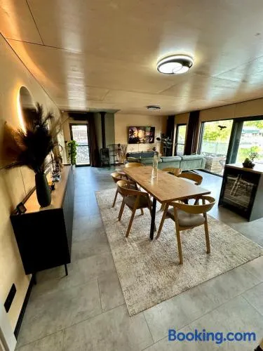Houseboat with touch of luxury - Image 1