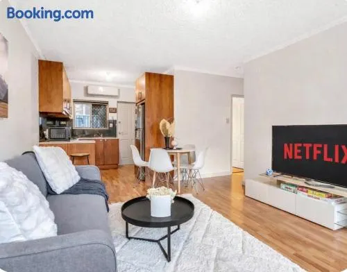 Chic 2BR Near Cafes and CBD FREE Netflix - Image 1