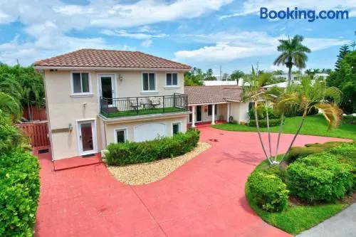 Trendy 1BR 2BA Heated Pool Short Walk to the Beach - Image 1