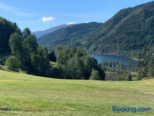 Feriehus med utsikt til fjord og fjell - Image 1
