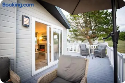 Meadowbank Executive Lodge Pet Friendly Shorefields Country Park, Milford on Sea - Image 1