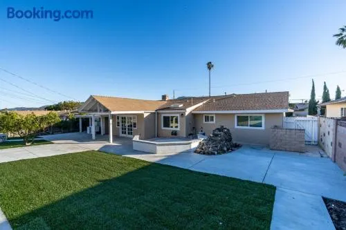 Modern 3 King Beds, Beautiful Large Backyard, WFH, Long Stays, Waterfall, WI-FI, FWY, 25 mins to Beach - Image 1