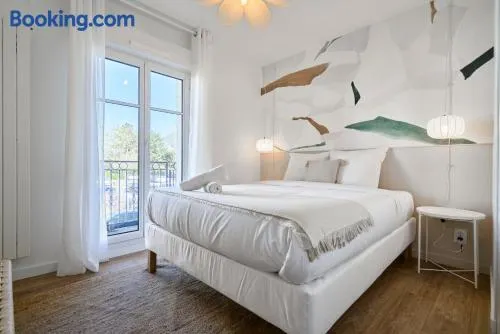Appartement une chambre avec 3 balcons et parking - Image 1