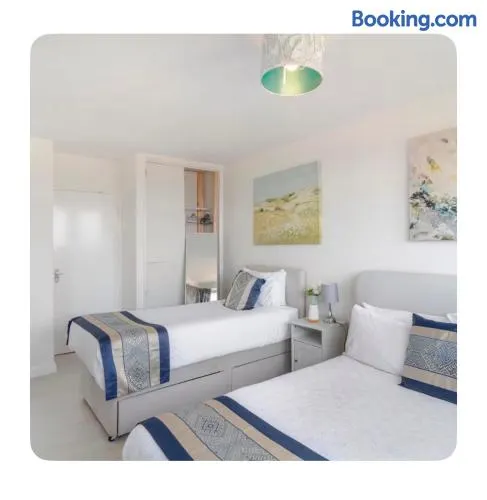 Cozy 1BR Apartment in Stratford with City View - Image 1