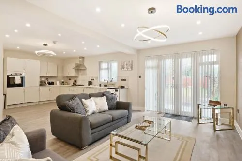 Stunning 4-bed house In Solihull, Close to the NEC, Airport, and Solihull Town - Parking - Image 1
