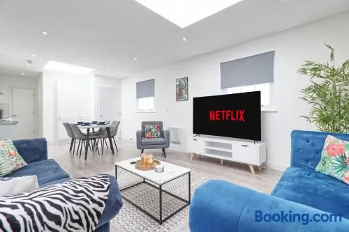 Chelmsford City Centre Modern Duplex With Parking, Wi-Fi & Netflix - Image 1