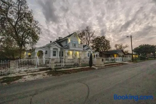 Stunning 6BR Victorian Sleeps 25 - Image 1