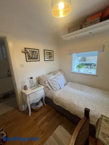 Small charming single bedroom in a Victorian House from 1885 - Image 1
