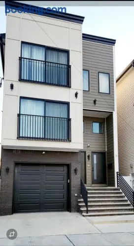 Luxury 3BR Retreat Near NYC - Image 1
