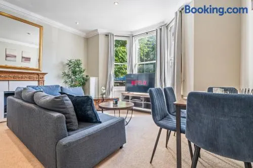 Charming 2 Bedroom Retreat, Steps from Station, - Image 1